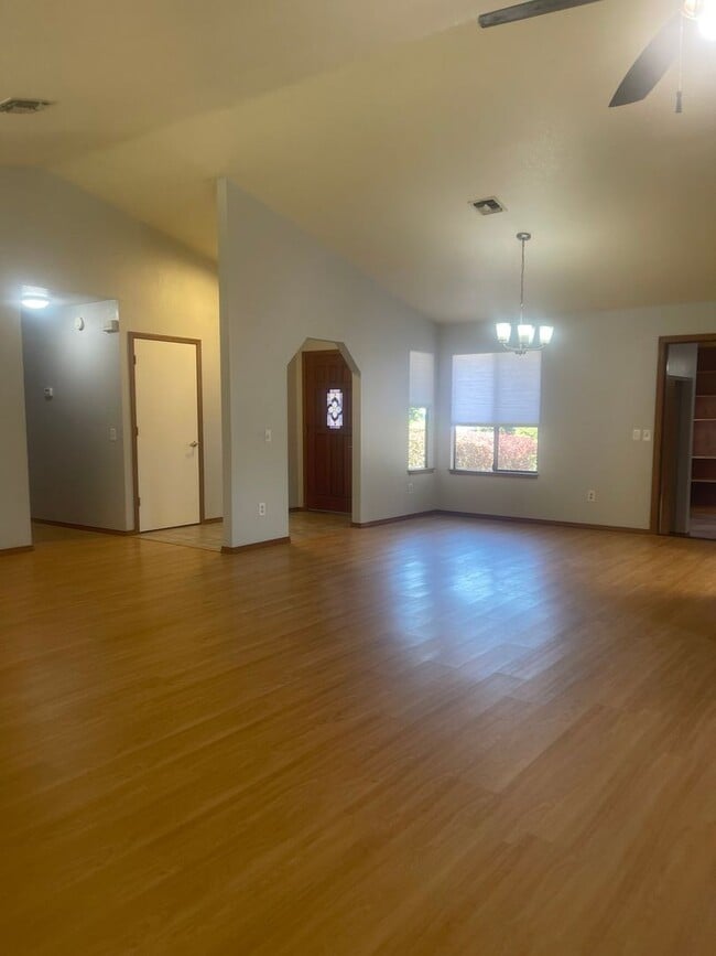 Building Photo - 651 Country Oak Dr