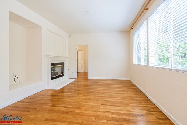 Building Photo - Beautiful Home | Remodeled Kitchen | Centr...