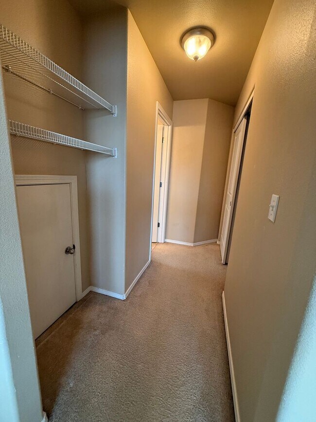 Building Photo - 2 Bed/1.5 Bath Townhome Near the Old Mill