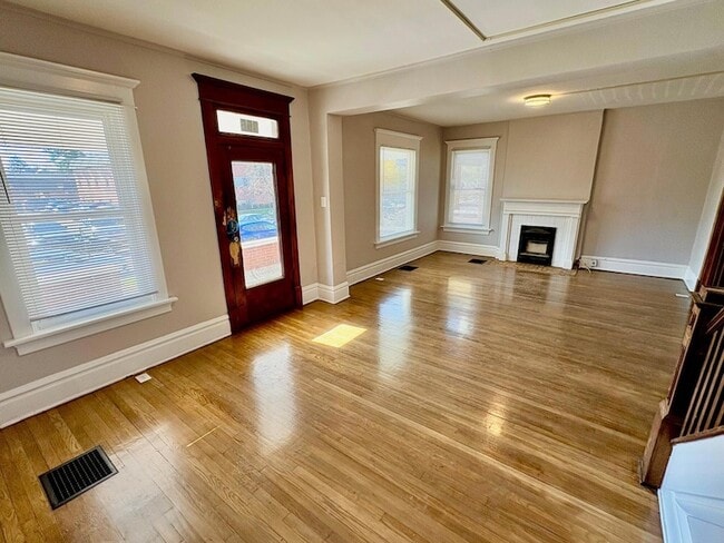 Building Photo - 356 E 20th Ave