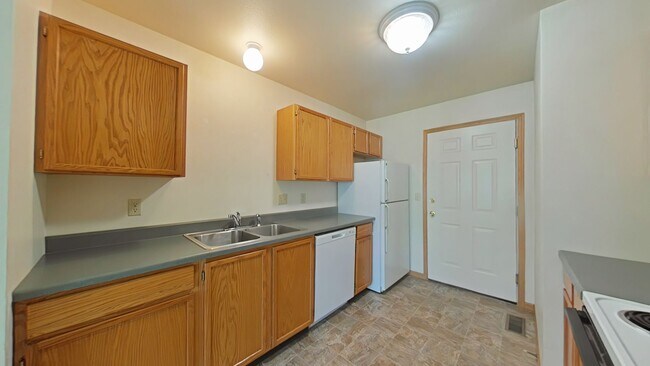 Building Photo - Gorgeous 2 Bedroom 1 Bathroom Townhouse St...