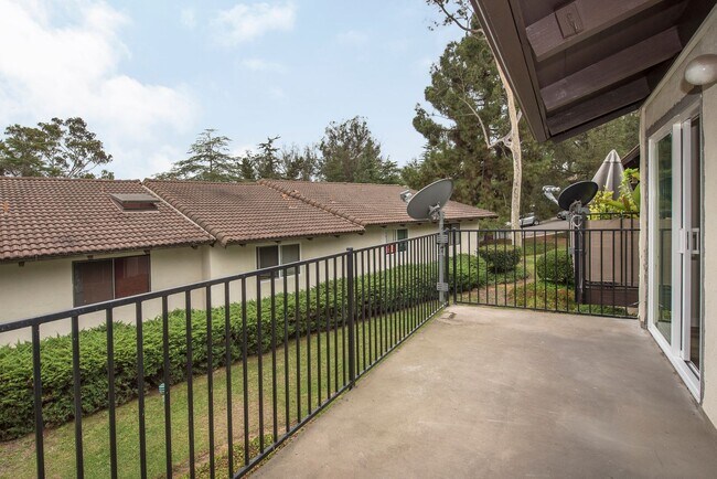 Building Photo - Completely Renovated 2 Bedroom / 1.5 Bath ...