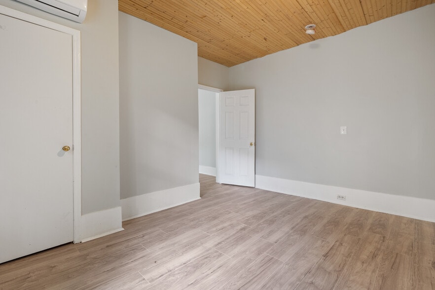 Building Photo - 608 Monroe St