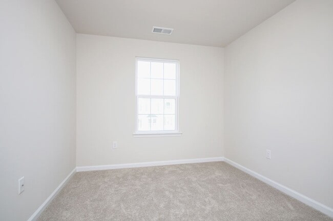 Building Photo - Move-In Ready Riverwood Townhome — Minutes to NGIC, UVA North Fork & CHO Airport