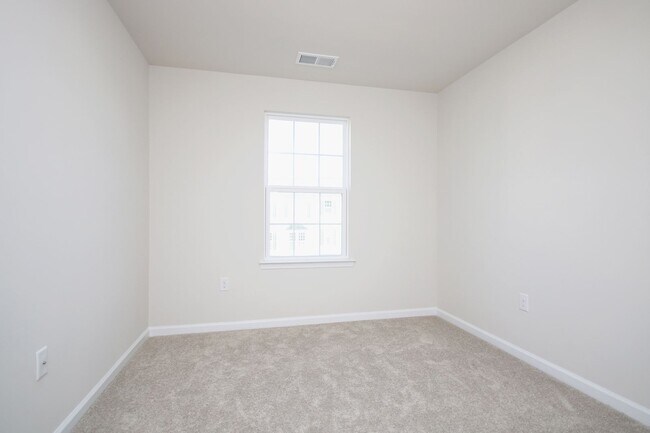 Building Photo - N. Albemarle Townhome Near NGIC/DIA/NGA