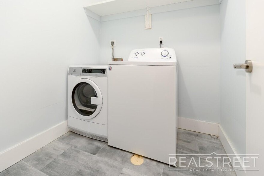 Building Photo - No Fee Large 2+ Bed Duplex w BACKYARD & LAUNDRY In Unit