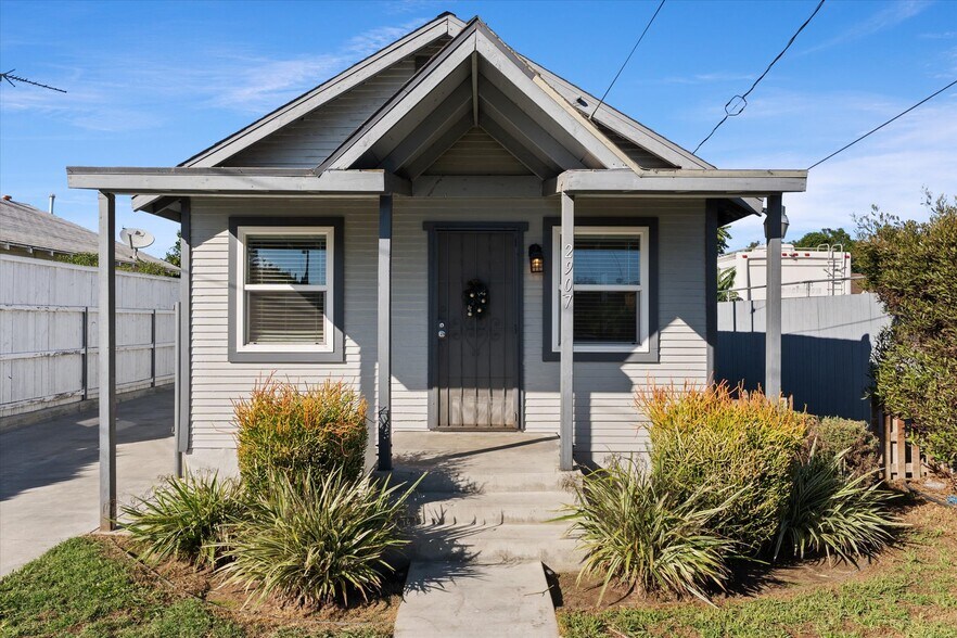 Primary Photo - 2907 E Sawyer St