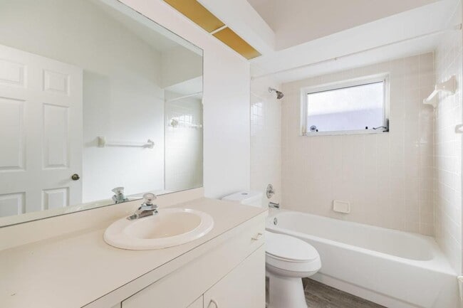 Building Photo - 9841 Las Casas Dr