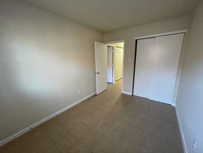 Building Photo - 2 BED 1 BATH 1ST FLOOR APARTMENT