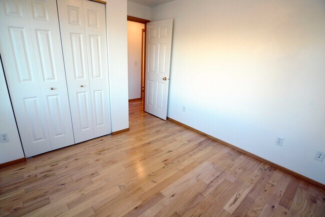 Building Photo - Midtown 3 Bed Condo with Bridger Views