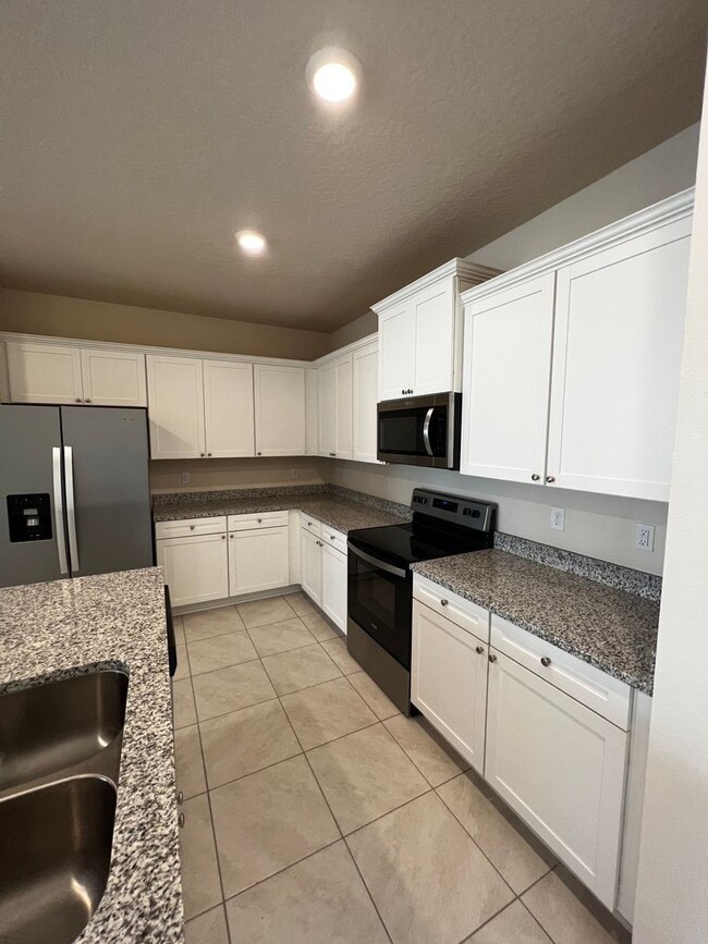 Building Photo - 3/2.5 Townhome in Bridgewater Community!