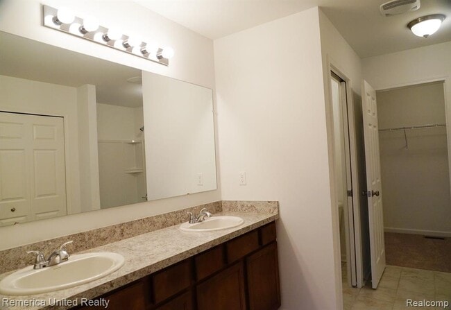 Building Photo - 4287 Cloverlane Dr