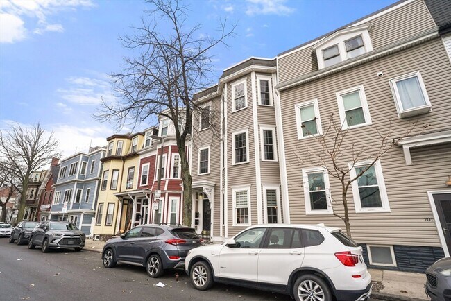 Building Photo - 703 E 4th St