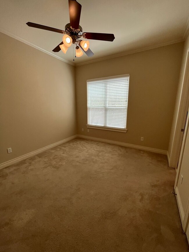 Building Photo - Wonderful 4/3.5 Townhome