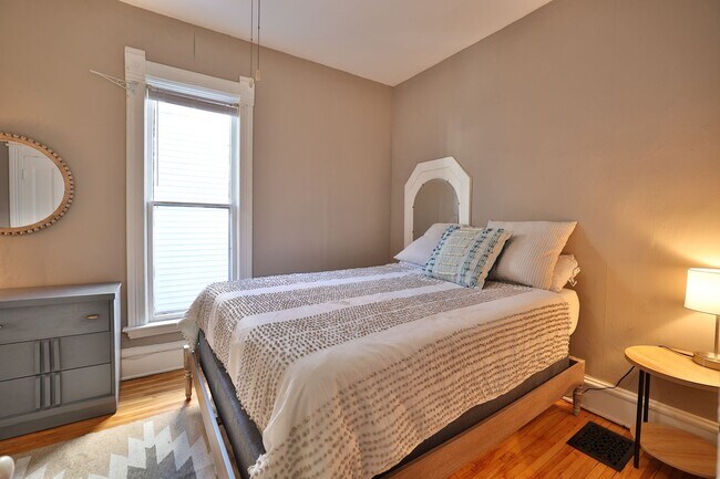 Building Photo - Lyndale Livings