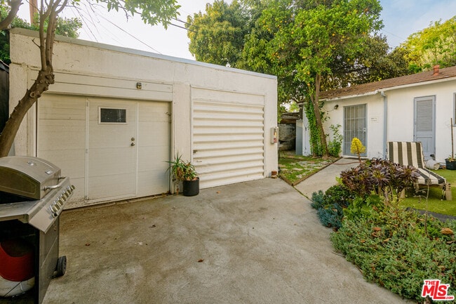 Building Photo - 1145 Poinsettia Dr