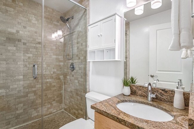 Building Photo - Available Now! Updated 2 Bedroom 2 1/2 Bathroom Condo! Parking Included!