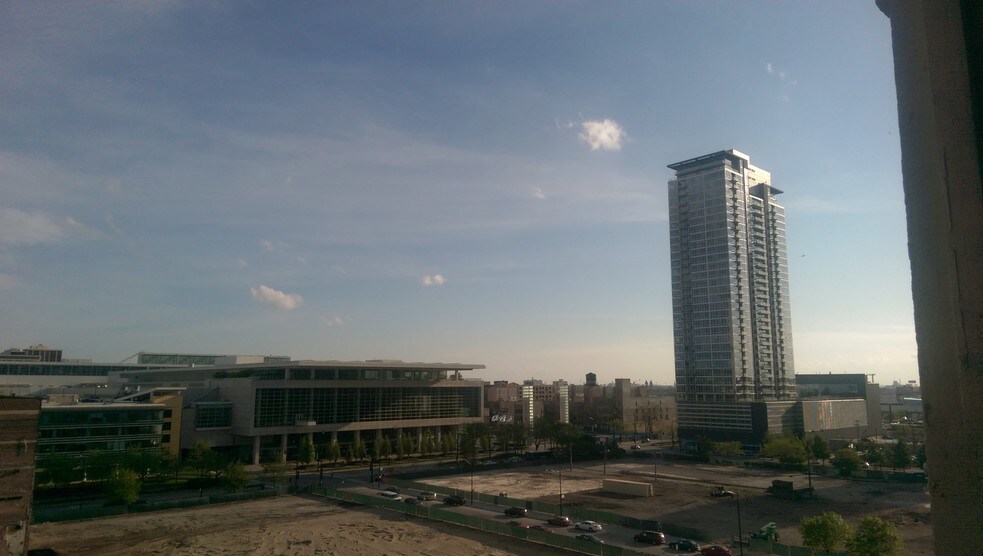 Building Photo - 320 E 21st St