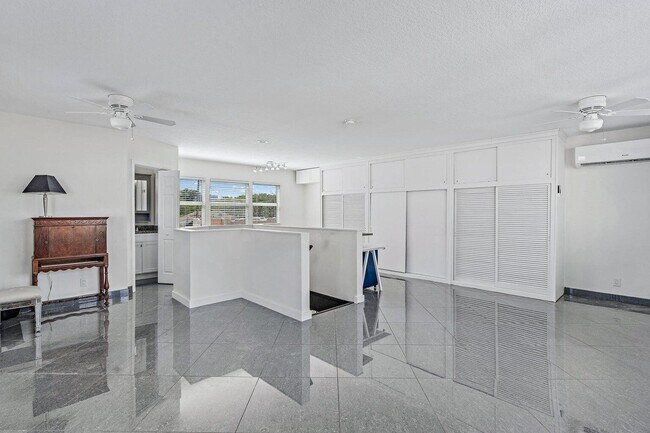 Building Photo - 301 Central Dr