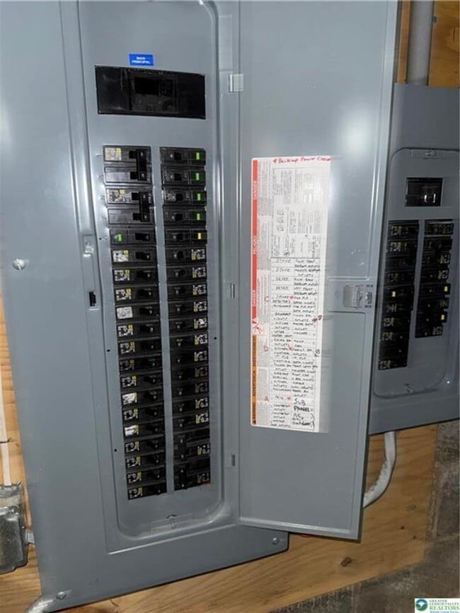 Building Photo - 4 bedroom 2.5 bathroom