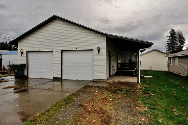 Building Photo - Basement 2 bed 1 bath unit