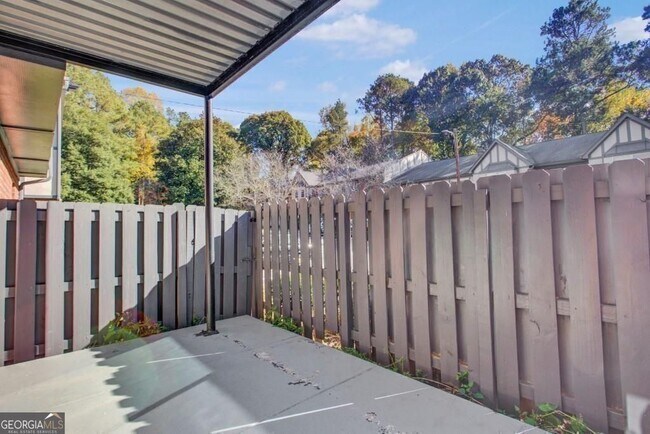 Building Photo - 6851 Roswell Rd