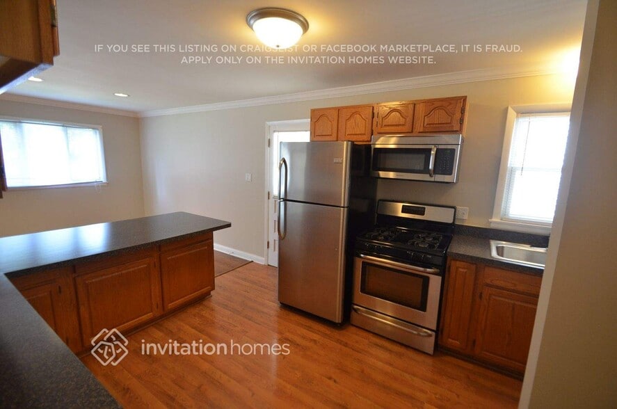 Building Photo - 3439 Clinton Ave