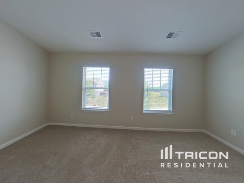 Building Photo - 260 Millen Dr