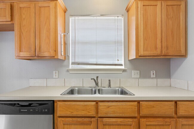 Building Photo - 10316 Hyacinth Ln