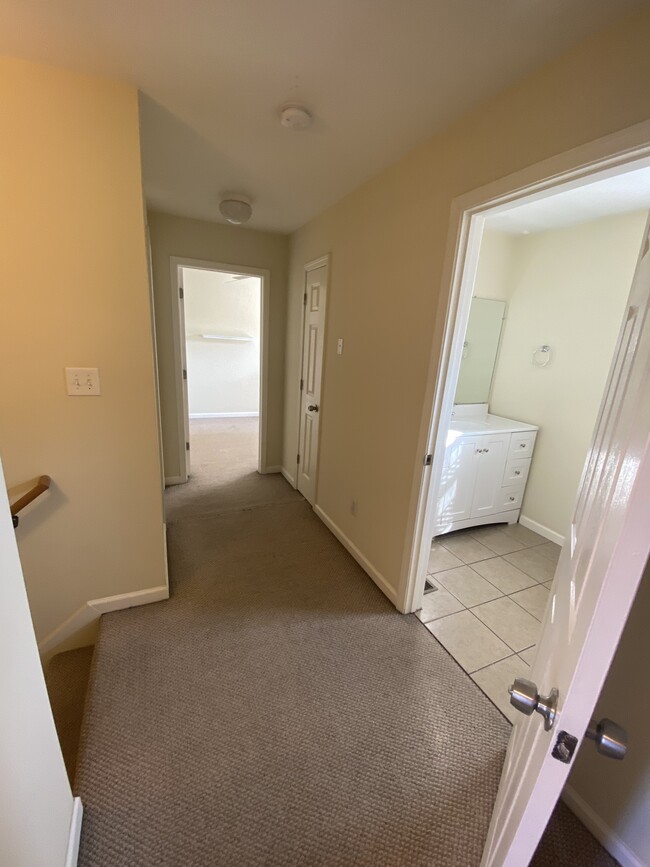 UNIT B: Upstairs Hallway - 407 Kentucky Ct