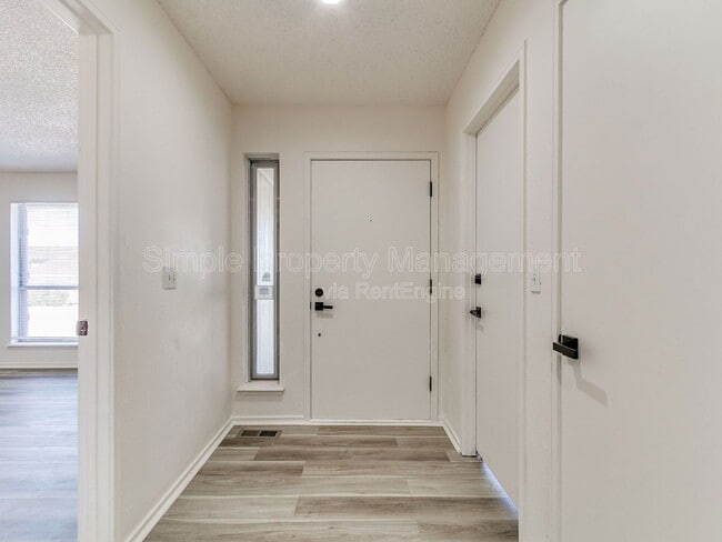 Building Photo - 6628 Laurel Dr