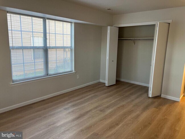 Building Photo - 83 W Laurel Ave