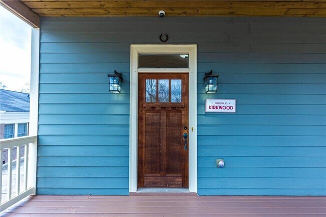 Building Photo - 2288 Oakview Rd NE