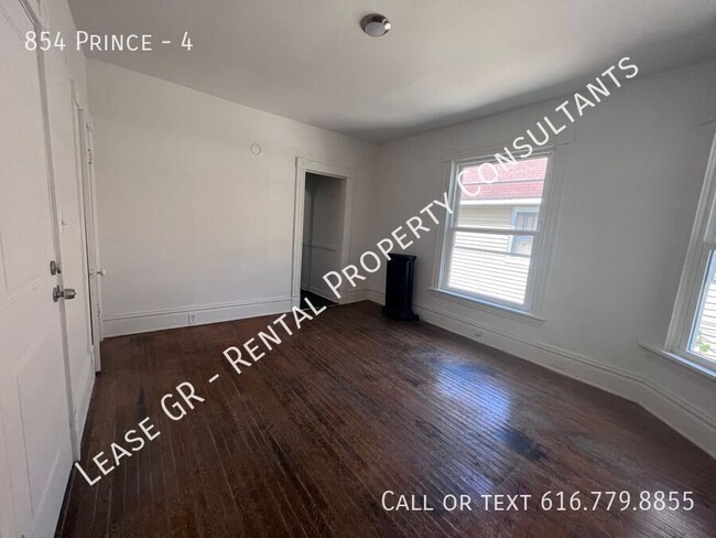 Building Photo - Spacious 1 Bedroom!