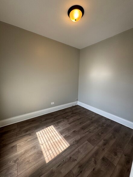 Building Photo - 5410 W Wrightwood Ave