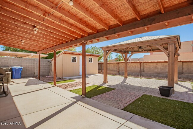 Building Photo - 881 E Appaloosa Rd