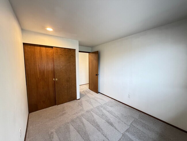 Building Photo - Saratoga Reach Beauty: Updated 4BR Home with Deck, Fireplace & Prime Mukilteo Location