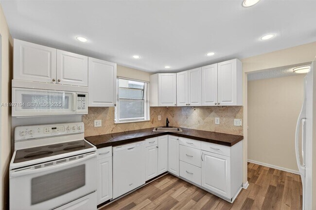 Building Photo - 3100 Riverside Dr