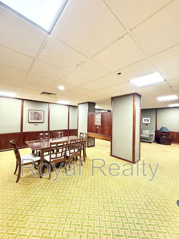 Building Photo - 555 Hahaione St