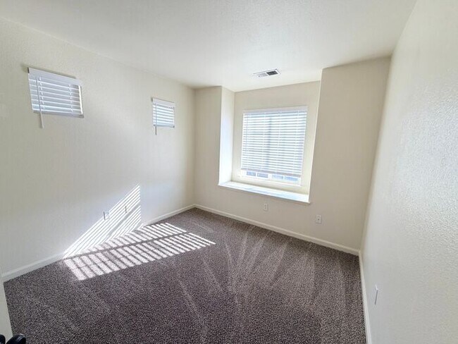 Building Photo - NW Reno Two Story - Beautiful Finishes with Mountain Views