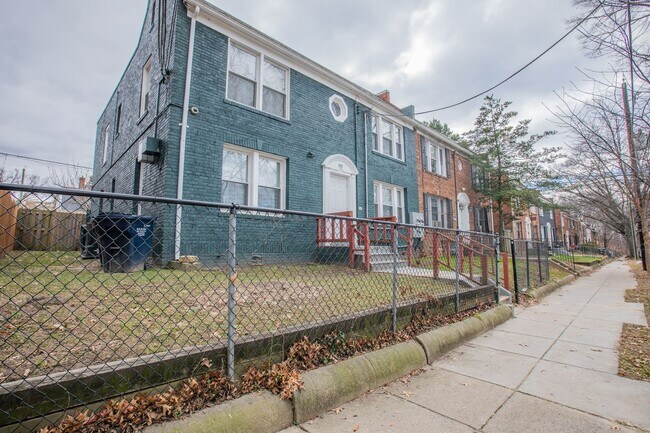 Building Photo - Cozy 1 BR/1 BA Apartment in Congress Heights!