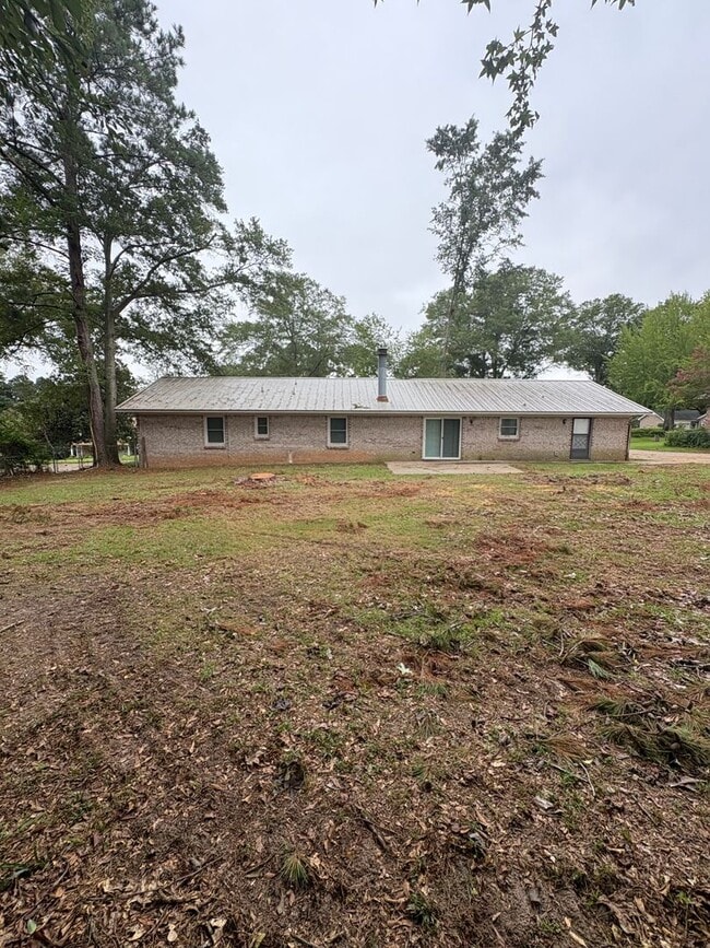 Building Photo - Valley Hills Subdivision - Detached Garage...
