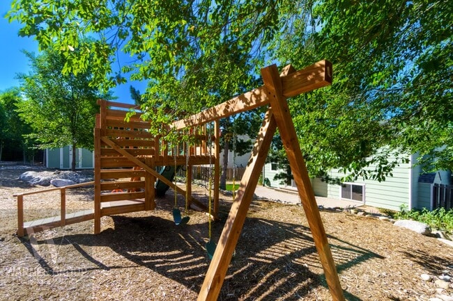 Building Photo - 590 Crosstrail Dr
