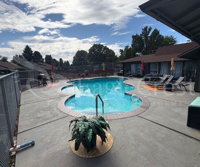 Building Photo - *2nd Month Rent Free* 3 Bedroom Townhome Near Country Club Golf Course