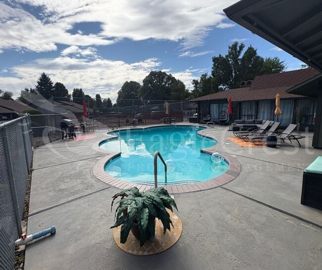 Building Photo - Three Bedroom Townhome Near Country Club G...
