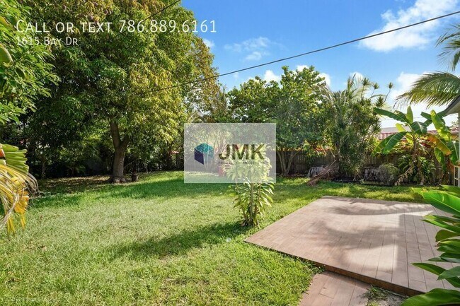 Building Photo - 1615 Bay Dr