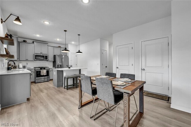 Building Photo - 704 Maple Hollow Ct
