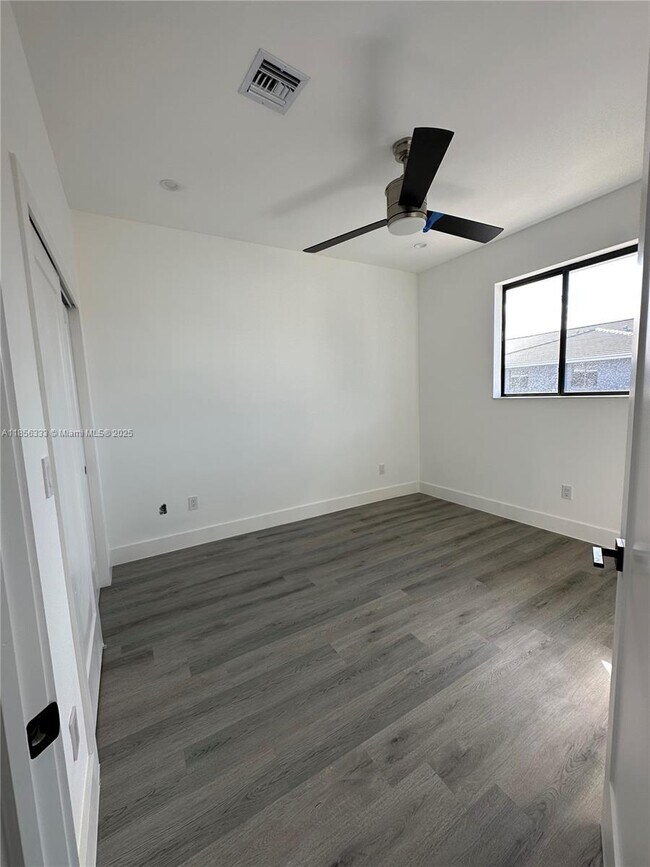 Building Photo - 4627 SW 32nd Ave