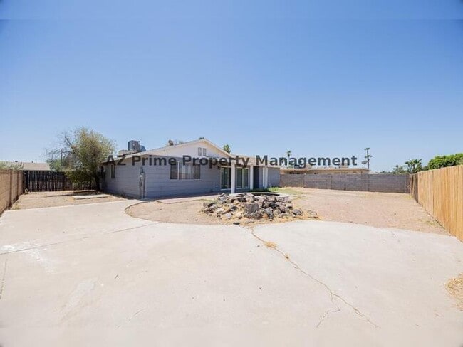 Building Photo - 4704 S La Rosa Dr