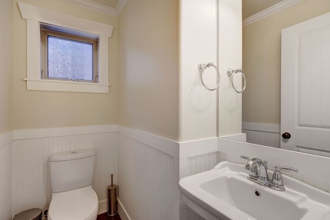 Building Photo - Charming Seattle Townhome with Garage Available Now! A/C included!